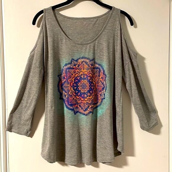 Jessica Simpson cold shoulder mandala graphic tee in grey, blue, & orang… - Picture 1 of 6